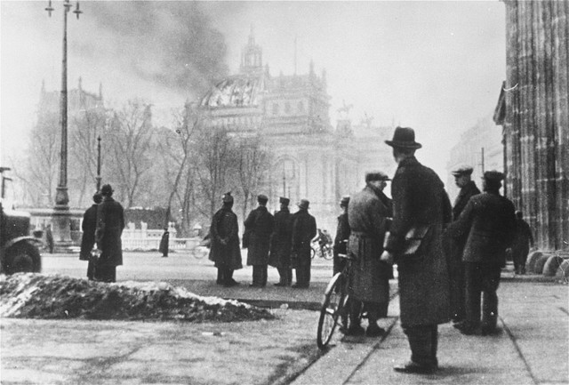 Nazi's burn Reichstag's building