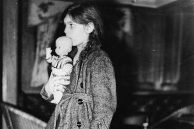 first kindertransport arrives in great britain