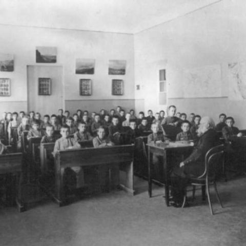 После окончания курса (1786 г.) Осиповский был назначен преподавателем народного училища. С сентября 1786 г. он начал работать в Москве, в главном народном училище учителем физико-математических наук и русской словесности.