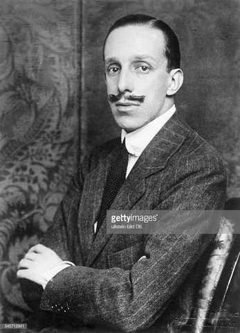 Alfonso XIII abdica la subida del trono-  la Segundo República