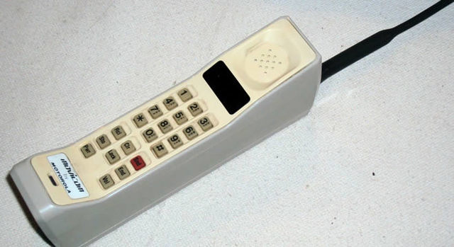 PRIMER TELEFONO MOVIL