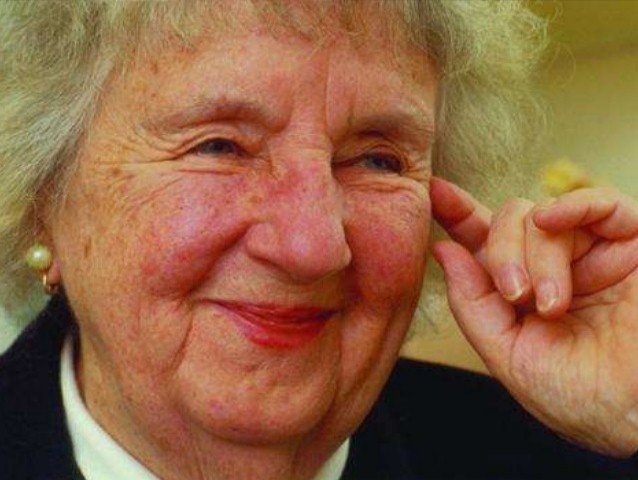 Virginia Henderson publica su definición de enfermería.