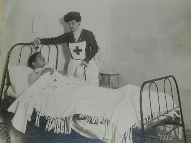 El servicio de enfermería de la cruz roja americana es fundado.