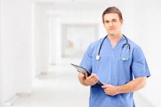 Comienzan a cursarse los estudios universitarios con 4 años de formación.