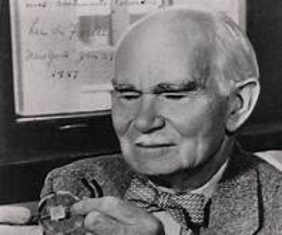 Lee De Forest,inventó el   tubo de vacío  (bulbo) de tres  elementos