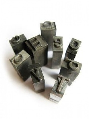 Johannes Gutenberg crea los tipos móviles