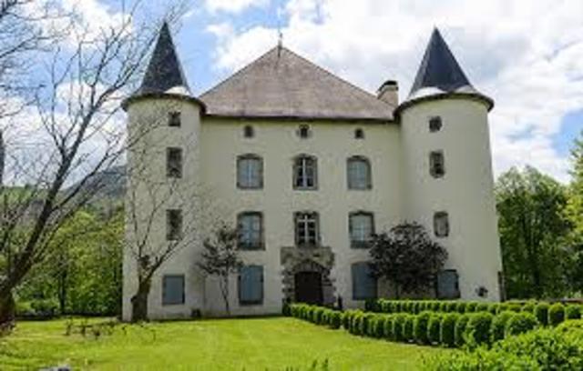 Etxauzi jauregian jaio zen.