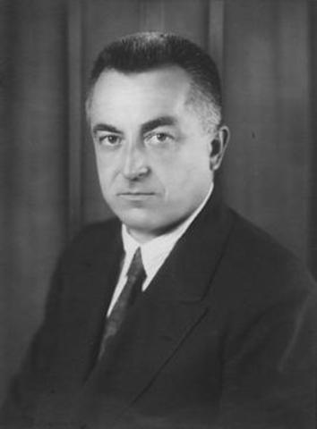 Raymond M. Hood is born