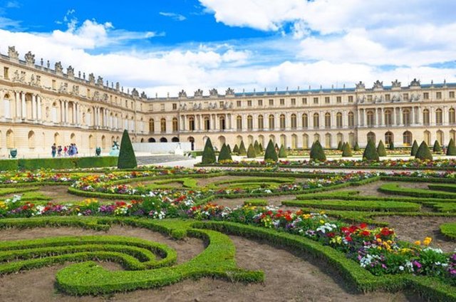 King Louis moved to Versailles