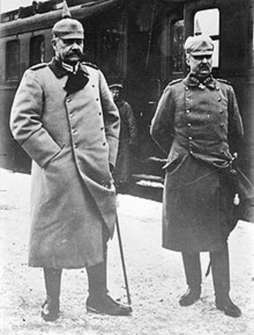 Los generales alemanes Hindemburg y Ludendorff declaran la imposibilidad de la resistencia