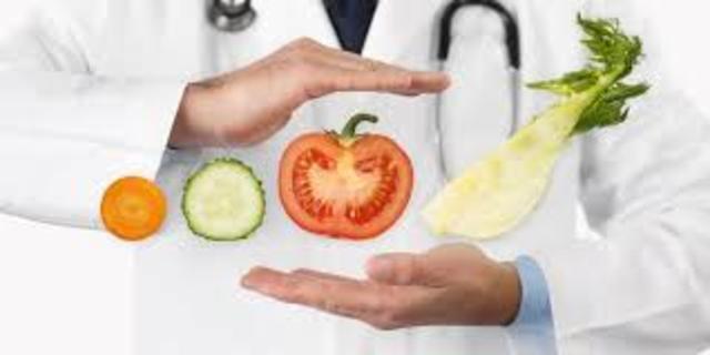 Inicia la escuela de dietética y nutrición.