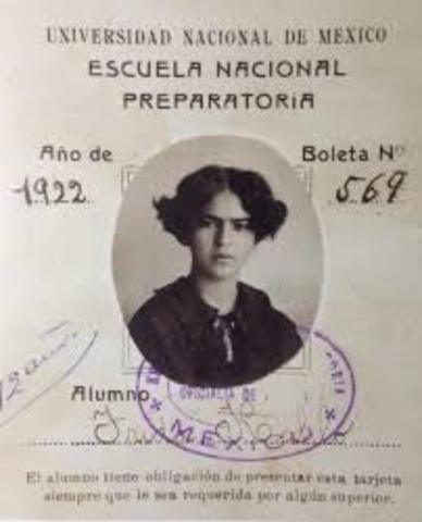 Asistió a la Escuela Preparatoria Nacionál