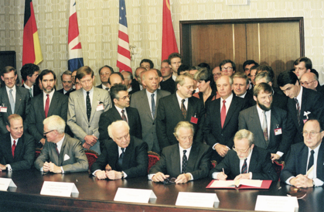 Firma de la Carta de París