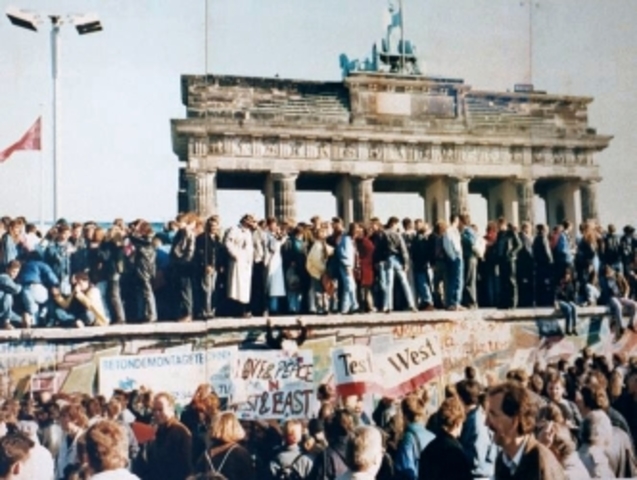 Manifestación que acabó con la destrucción del muro de Berlín