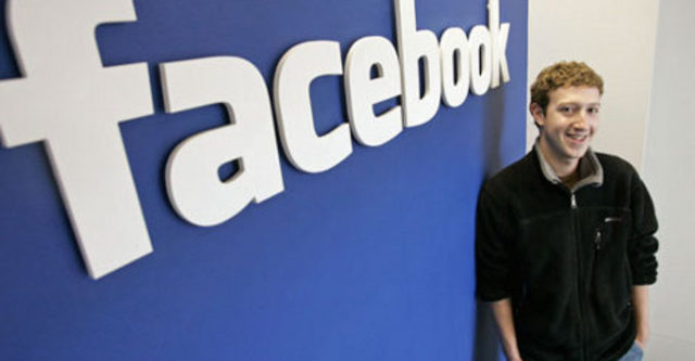 Mark Zuckerberg crea  Facebook.