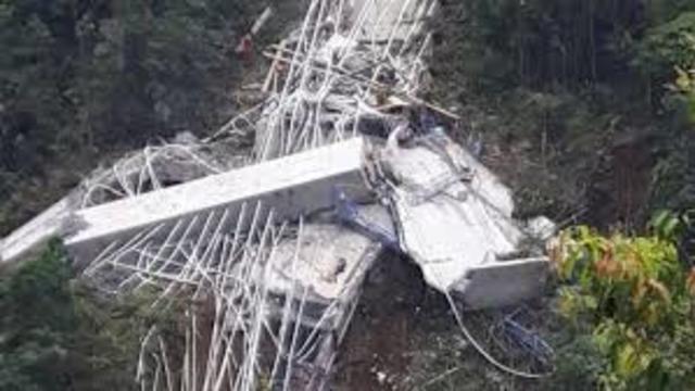 Puente colgante colapsa