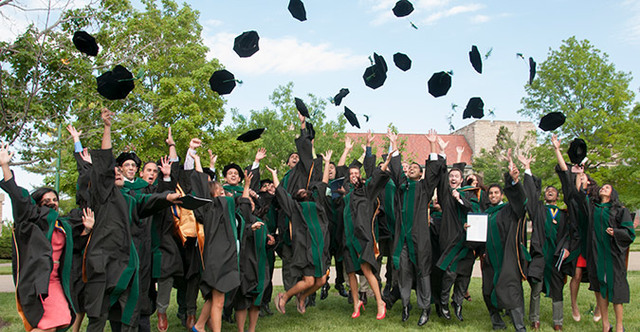 Me graduaré con la licenciatura y la maestría.