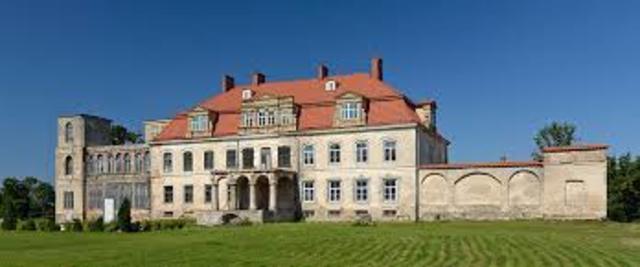 1905. aasta revolutsioon; sügisel Bürgermusse ja aulakoosolekud Tartus ning aasta lõpus mõisate põletamine