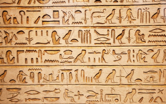Egipto desarrolla la escritura a base de los jeroglíficos