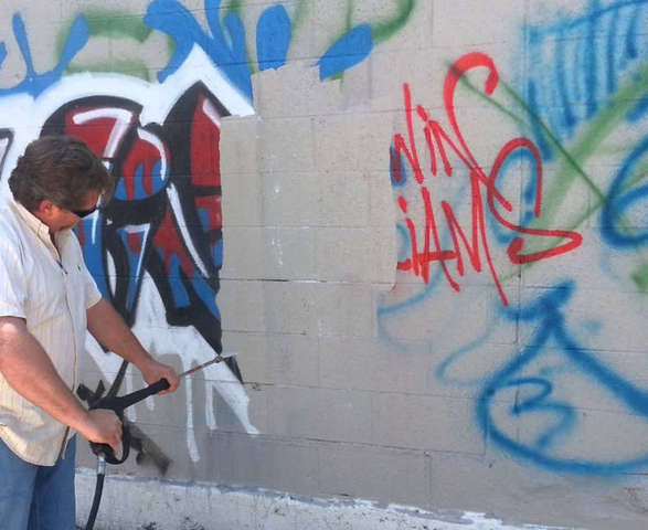 Pintura antigraffit por Víctor Manuel Castaño y Rogelio Rodríguez Talavera