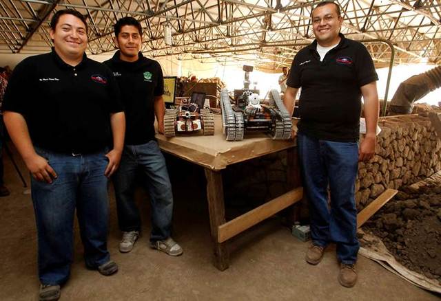 Robot Tlaloc II por Hugo Guerra Calva, Alberto Álvarez y Francisco Castañón.