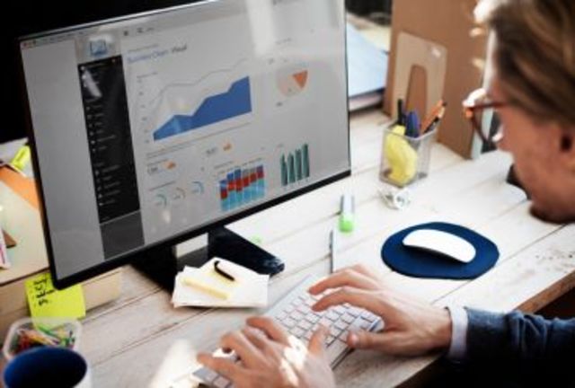 Utilización generalizada de las computadoras en los negocios.