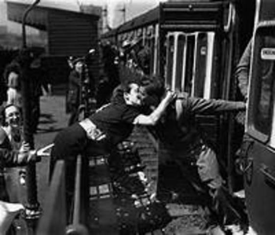 In his return journey he finds her again. They talk and he falls in love but he has to go on his journey and he isn´t able to tell her to come with he.