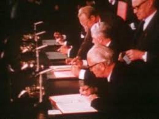 Botschafter unterzeichnen Berlin-Vertrag