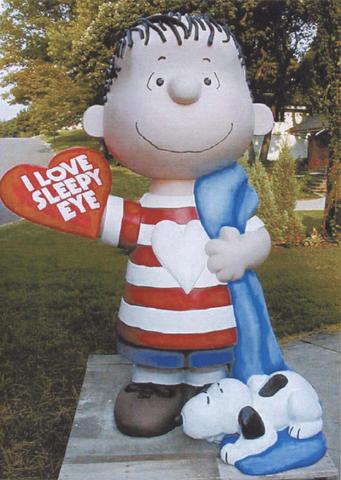 Sleepy Eye receives a Linus statue