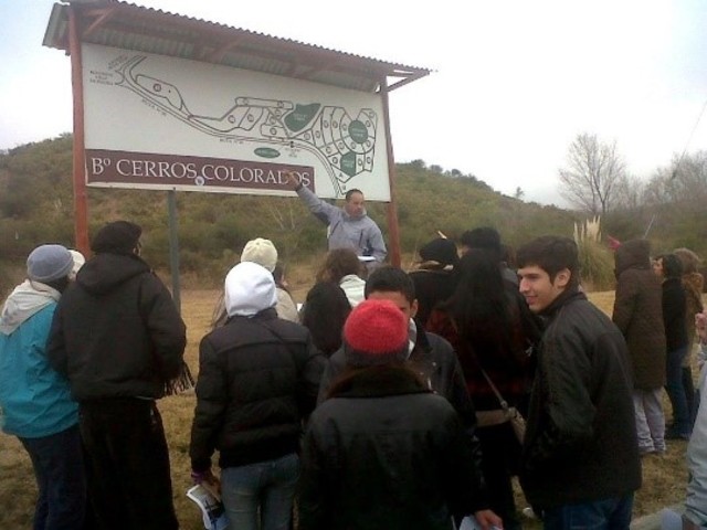 MISIÓN POR Bº CERROS COLORADOS PIDIENDO EL APOYO DE LOS VECINOS