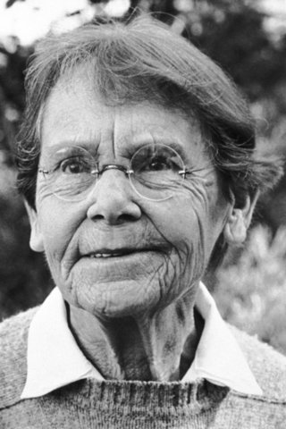 Barbara McClintock propone existencia de elementos genéticos móviles: transposones