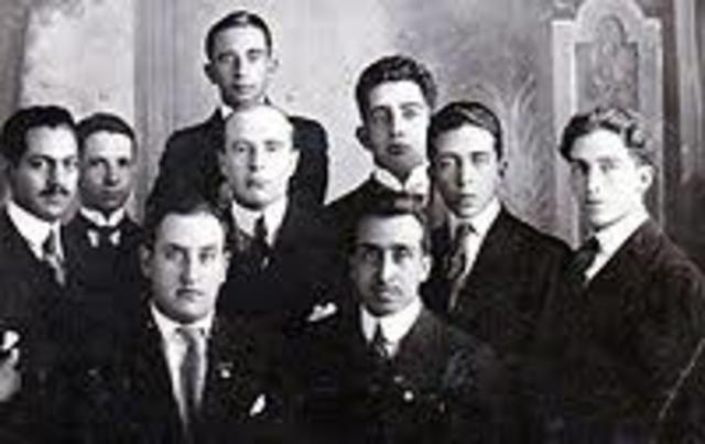 Se gradúa de la Universidad de San Carlos de Guatemala