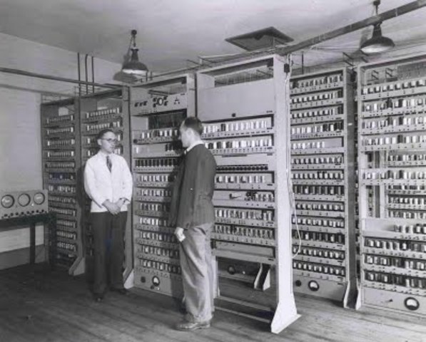 EDSAC (Electronic Delay Storage Automatic Calculator) - Universidad de Cambridge
