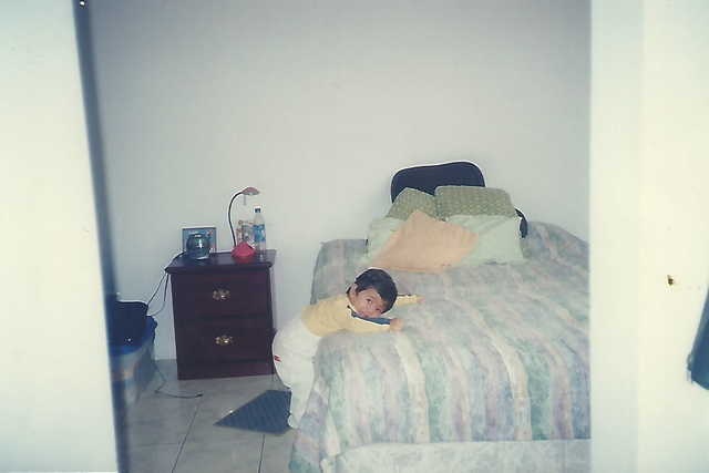 Jugando en la cama de mis papás