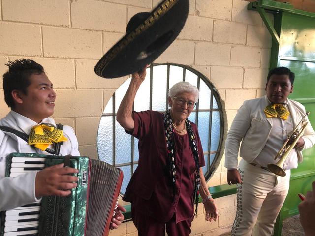 Celebrando el cumpleaños una persona especial