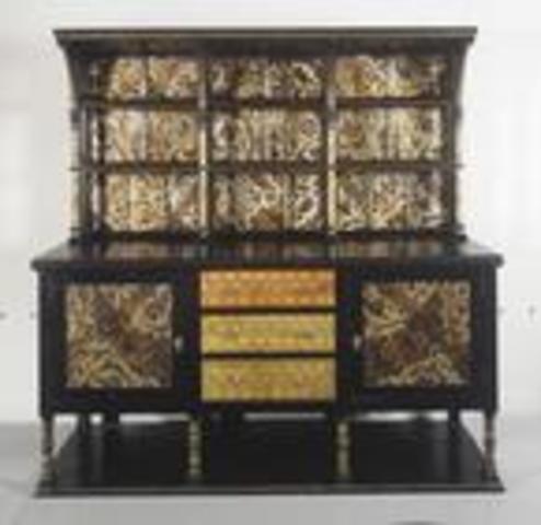 Buffet acajou verni en noir partiellement peint et doré, cuir repoussé peint et verni, vers 1880. Philip Webb produit par Morris & co.