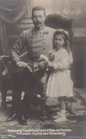 A daughter, Sophie, was born to Franz Ferdinand and Sophie Choteck.