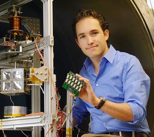 Simulador Espacial para Nanosatélites por  Fernando Mier-Hicks