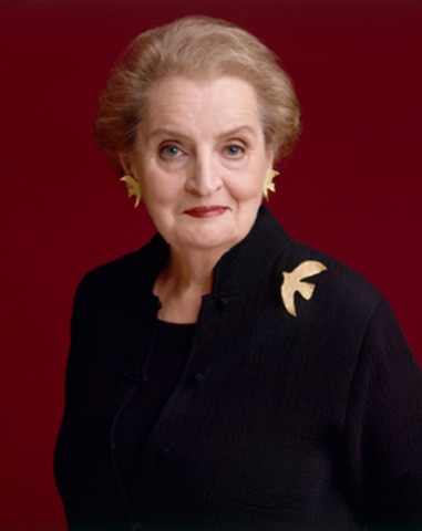 Madeleine Albright es nombrada secretaria de Estado de los EEUU