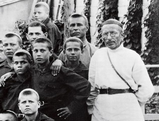 Makárenko  fue nombrado jefe de la (Comuna  Dzerhinski), correccional para jóvenes