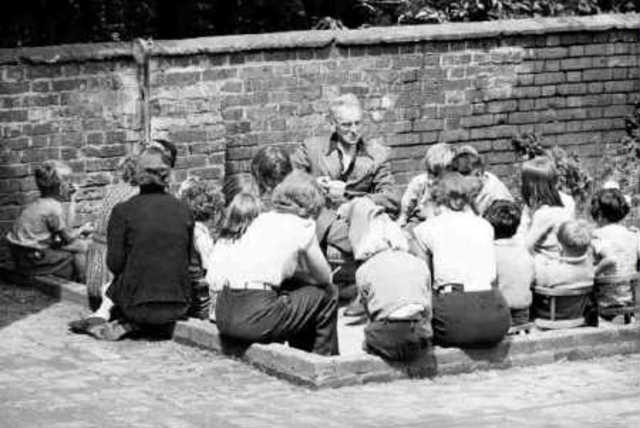 Alexander Sutherland Neill su descontento con la pedagogía convencional oficial británica le llevaría hasta Alemania en  donde desarrolló los métodos que, tras su regreso a Inglaterra, dieron carácter a la Escuela de Summerhill.