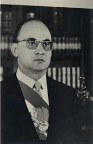 Luis Echeverria elevo impuestos