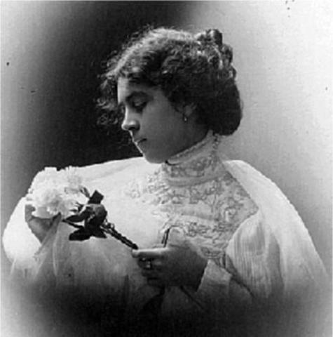 Nace Aurora Cáceres Moreno