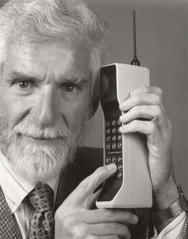 John F. Mitchell​ y Martin Cooper de Motorola presentan el primer prototipo de teléfono celular o móvil.