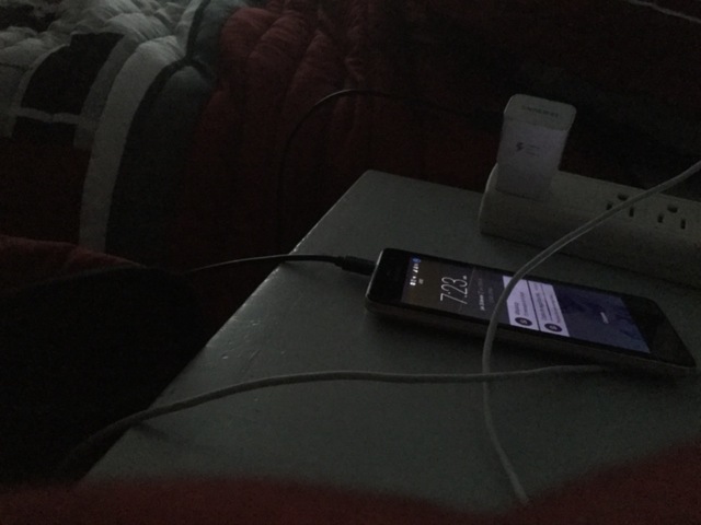 1.	Se despierta con una sola alarma, sin embargo cuando no se levanta, su mamá va y lo despierta.