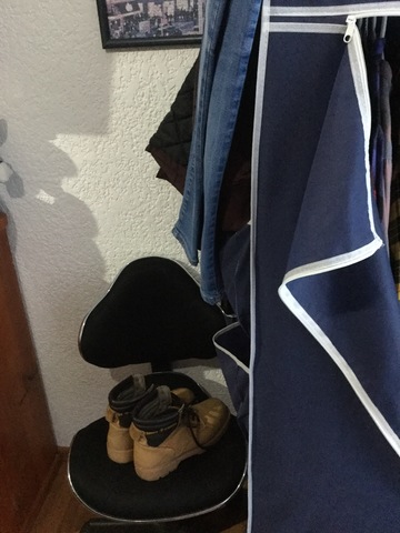 4.	Hay días en los que ya tiene su ropa preparada, porque tuvo tiempo la niche anterior, sino, elige su ropa después de levantarse.