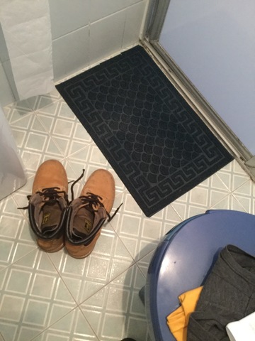 Lleva su ropa al baño, al igual que sus productos necesarios