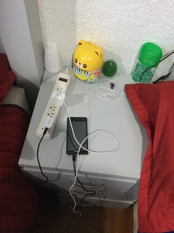 17.	Vuelve a su cuarto, toma su ipad y celular.