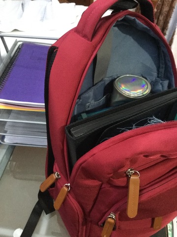 21.	Va al escitorio que esta fuera del cuarto para agarrar la mochila, donde ya esta todo listo para bajarlo al comedor.