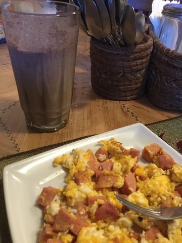 22.	Desayuna, preparado por su madre, huevo y un licuado (fan del licuado) cambia con el día